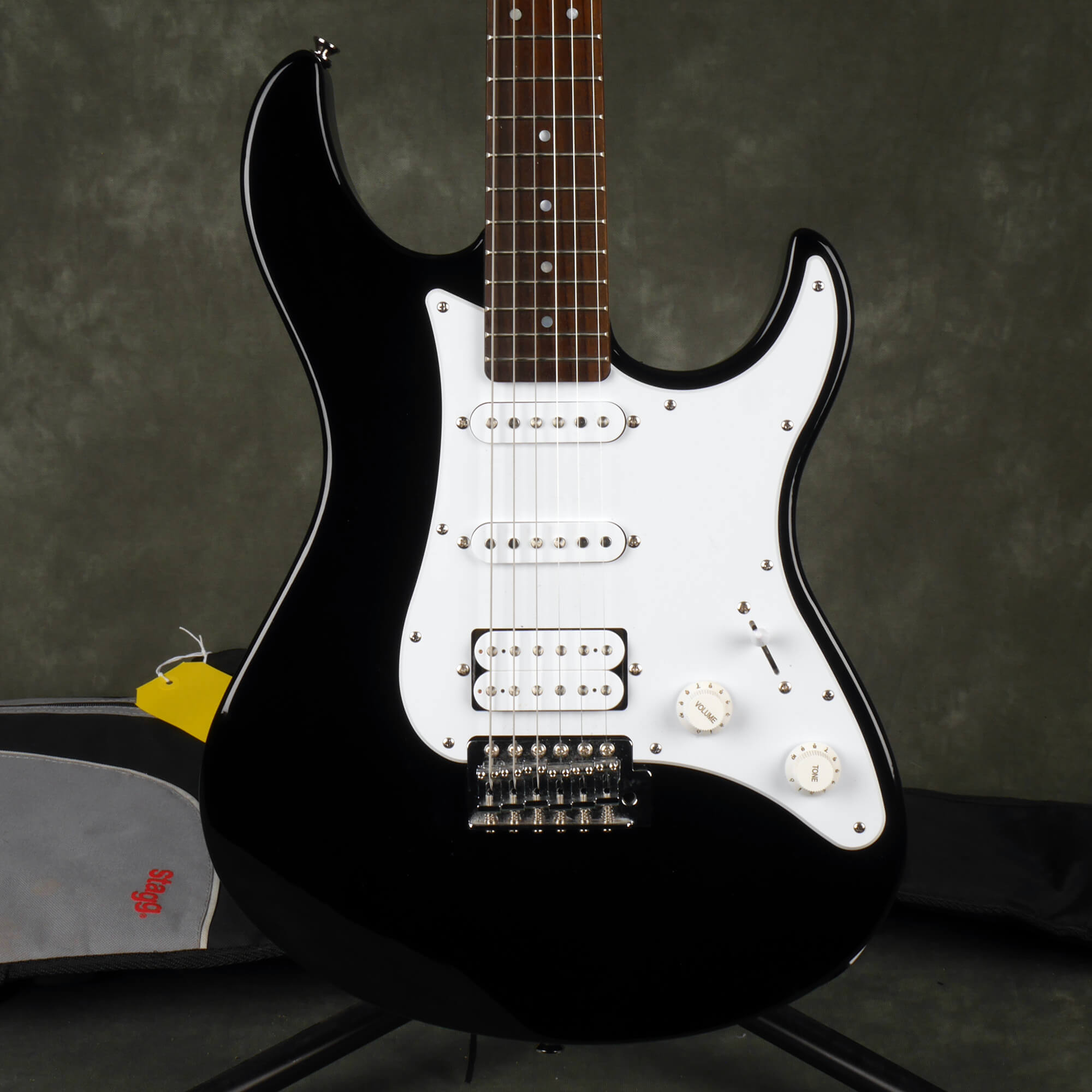 Yamaha Pacifica 012 Electric Guitar Package - Yamaha Pacifica 012 Electric Guitar Black W Gig Bag 2nd Hand Rich Tone Music
