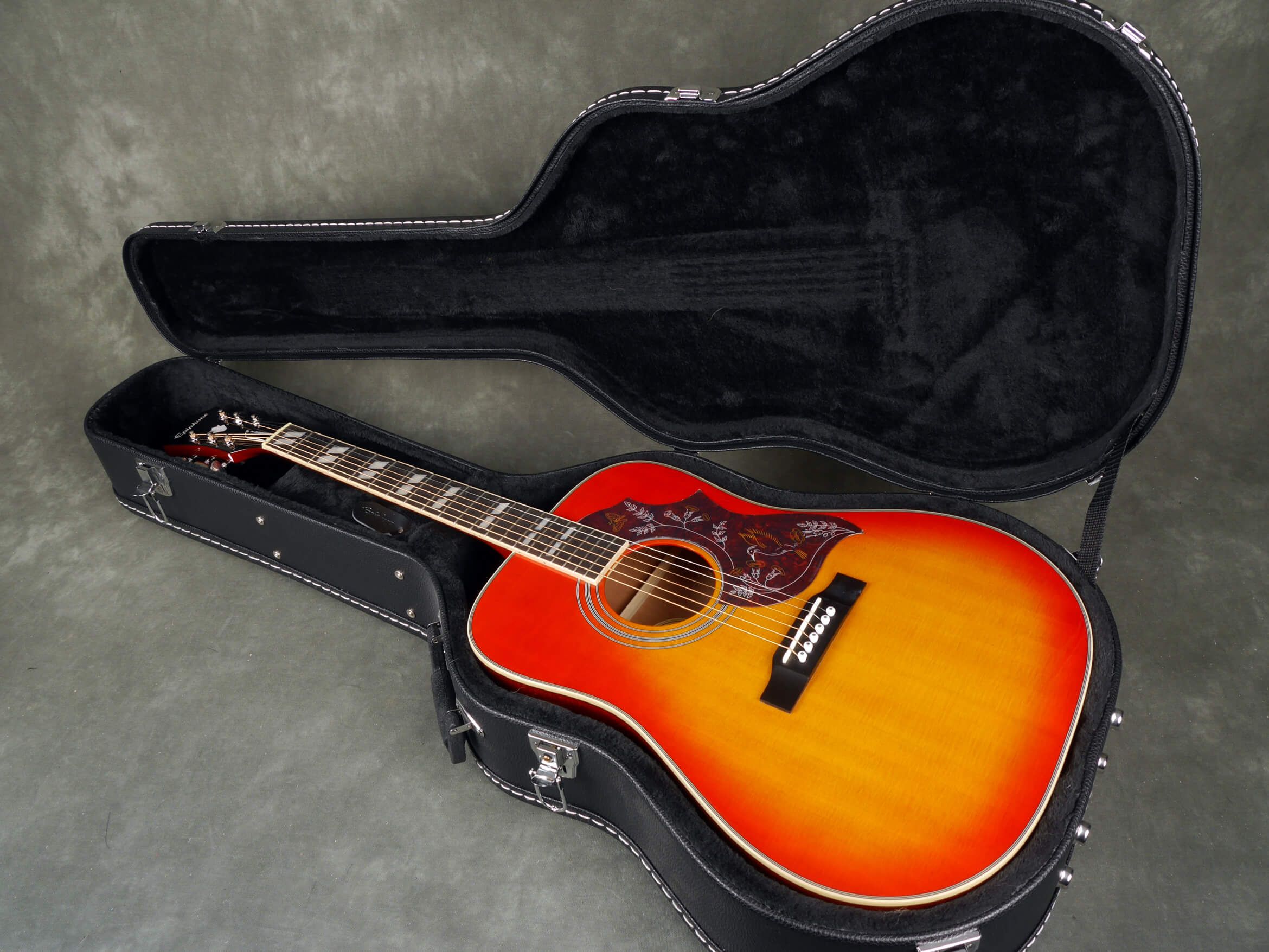 Epiphone Hummingbird Acoustic Guitar - Cherry Sunburst w/Hard Case