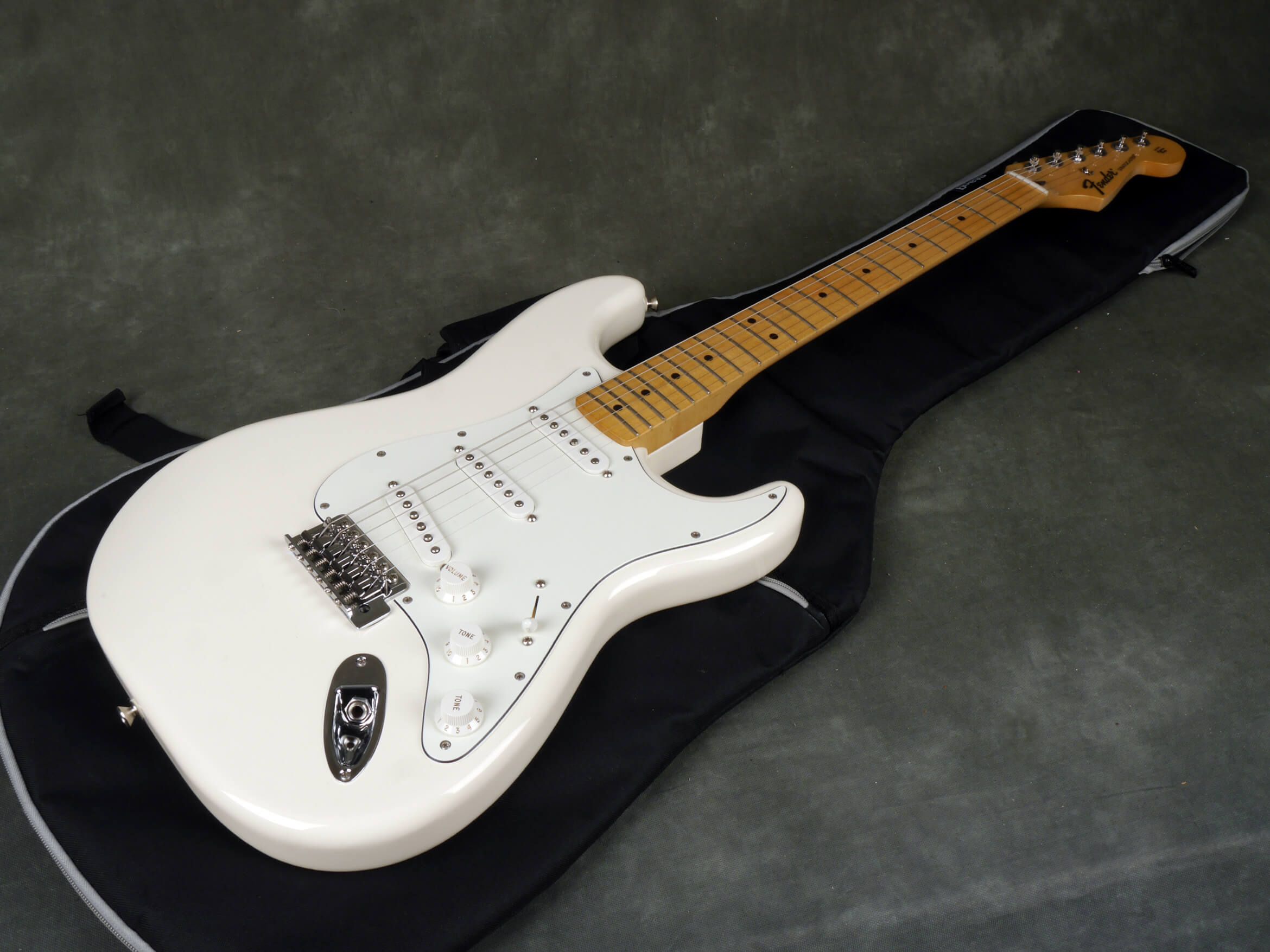Fender Mexican Standard Stratocaster White w/Gig Bag 2nd Hand