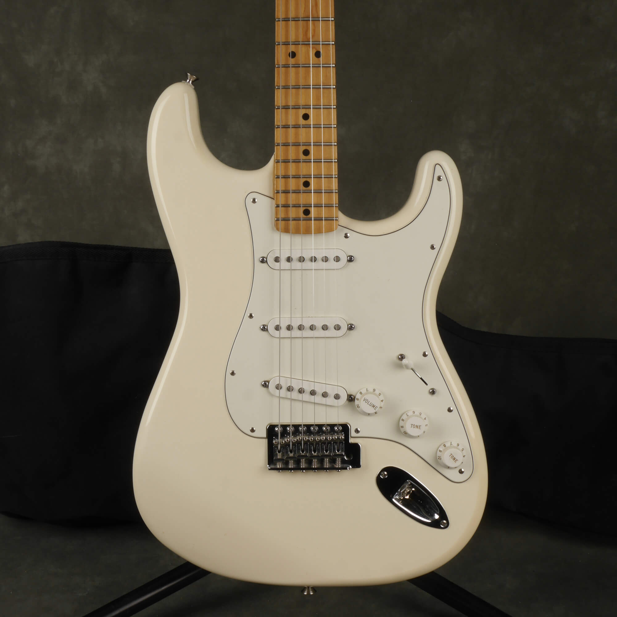 Fender Mexican Standard Stratocaster White w/Gig Bag 2nd Hand