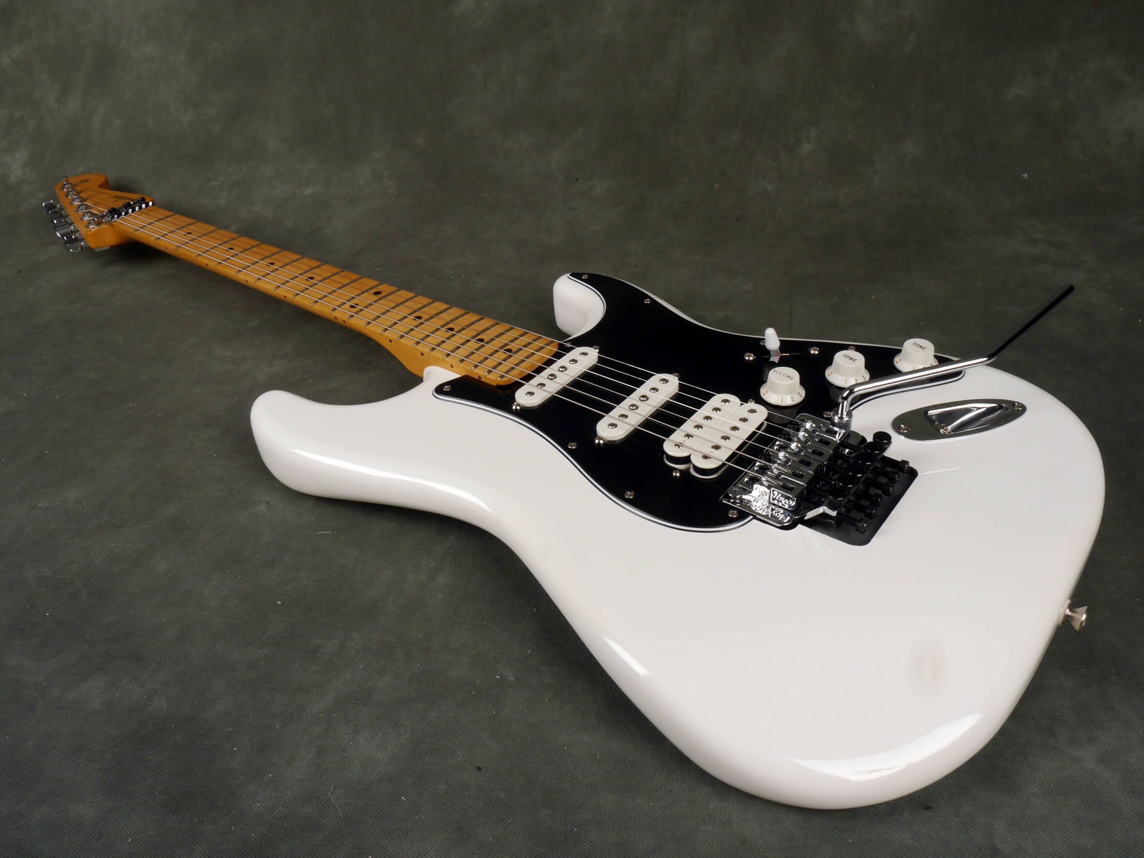Fender Player HSS Floyd Rose Stratocaster White 2nd Hand Rich Tone Music