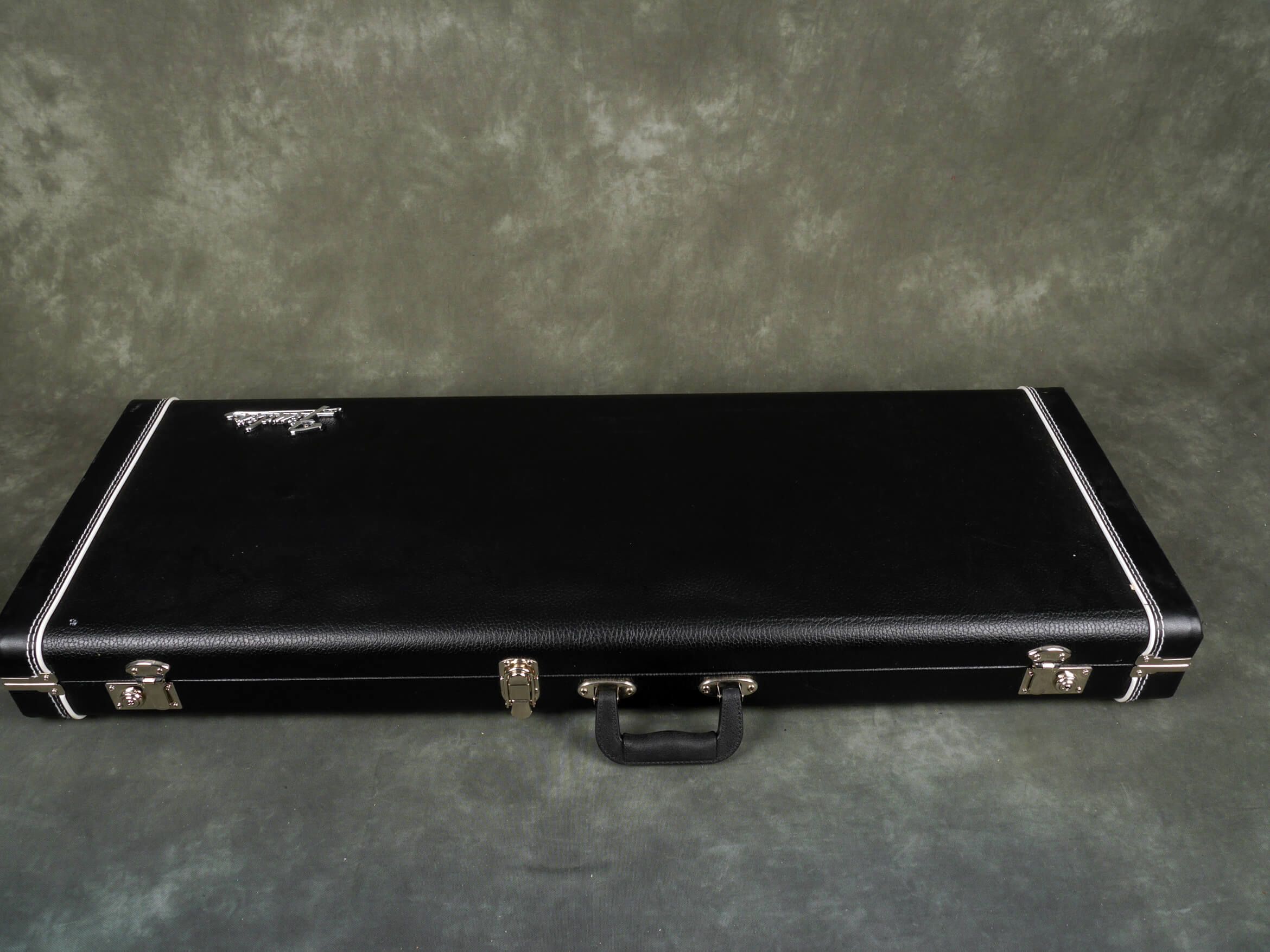 Fender Hard Case for Stratocaster or Telecaster - 2nd Hand | Rich Tone ...