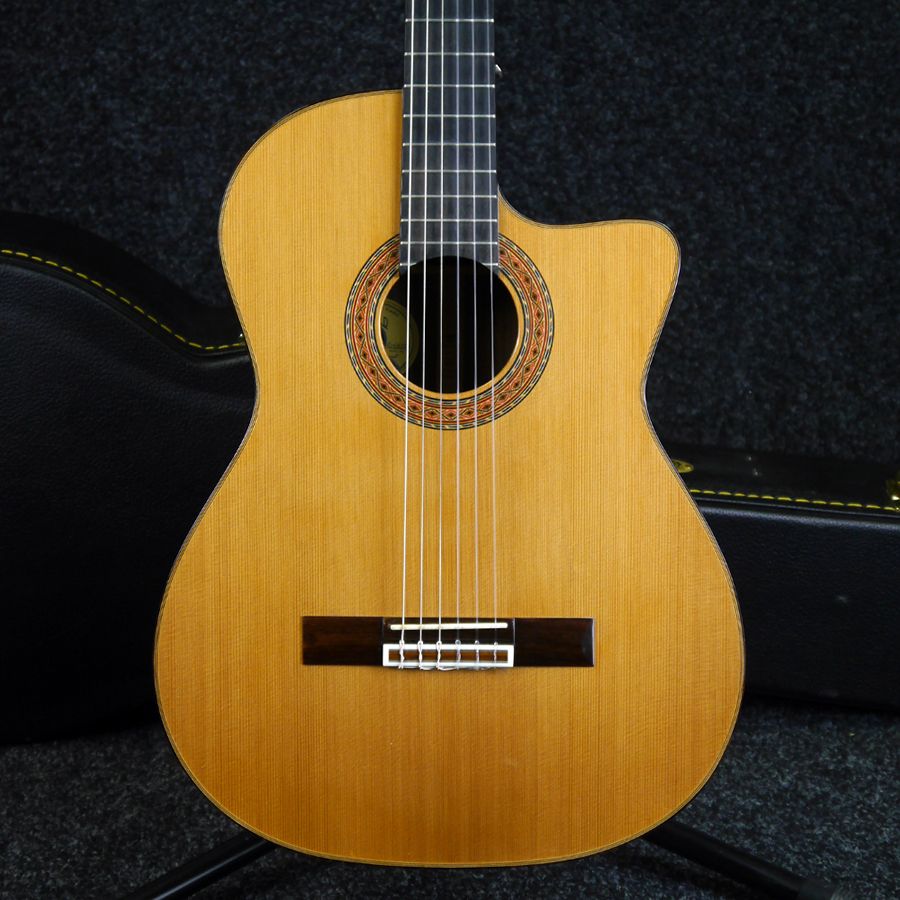 Guild GN5 ElectroAcoustic Classical Guitar w/ Case 2nd Hand Rich