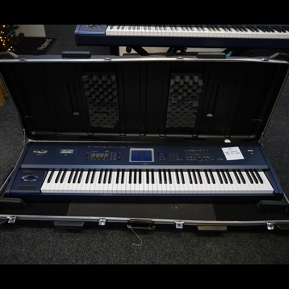 Triton Extreme 88Key Keyboard w/Hard Case 2nd Hand **COLLECTION