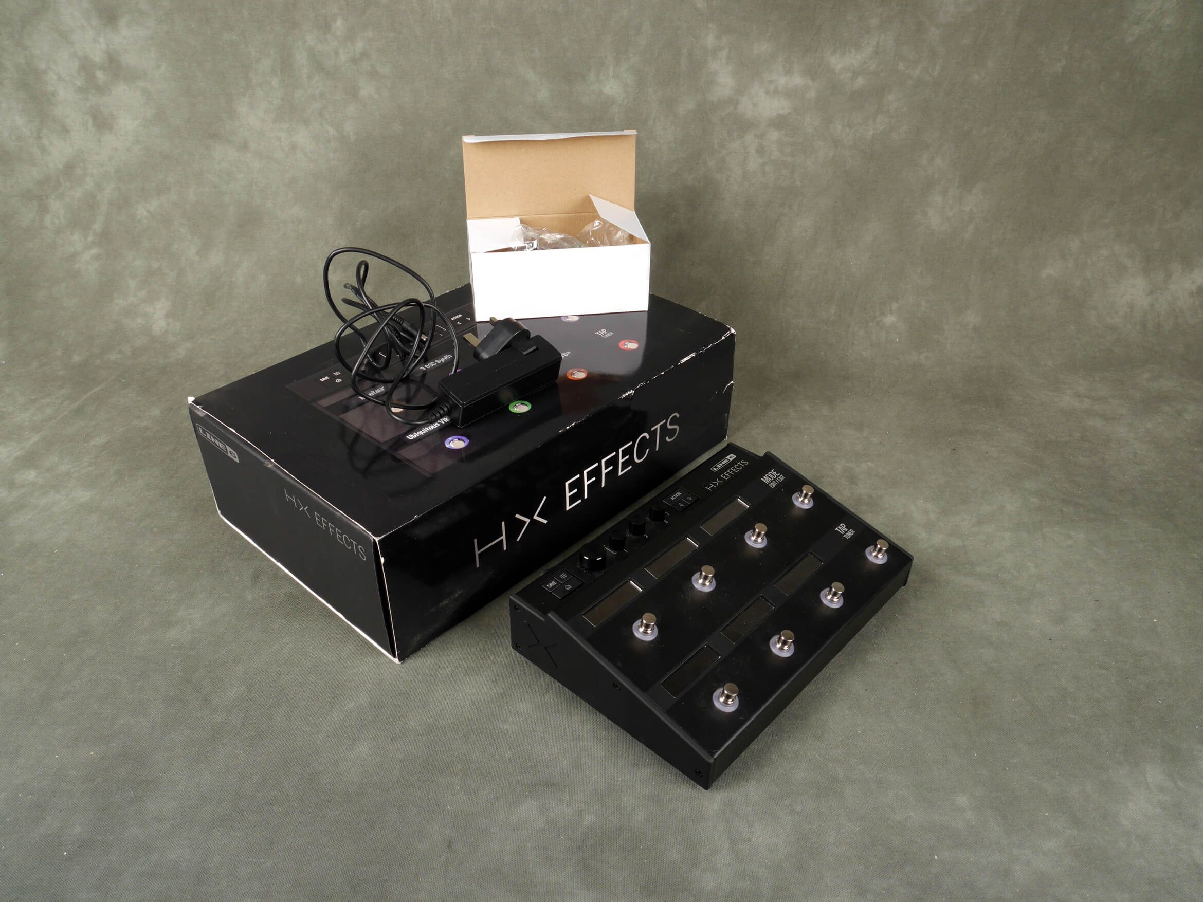 Line 6 HX Effects Pedalboard w/Box & PSU 2nd Hand Rich Tone Music