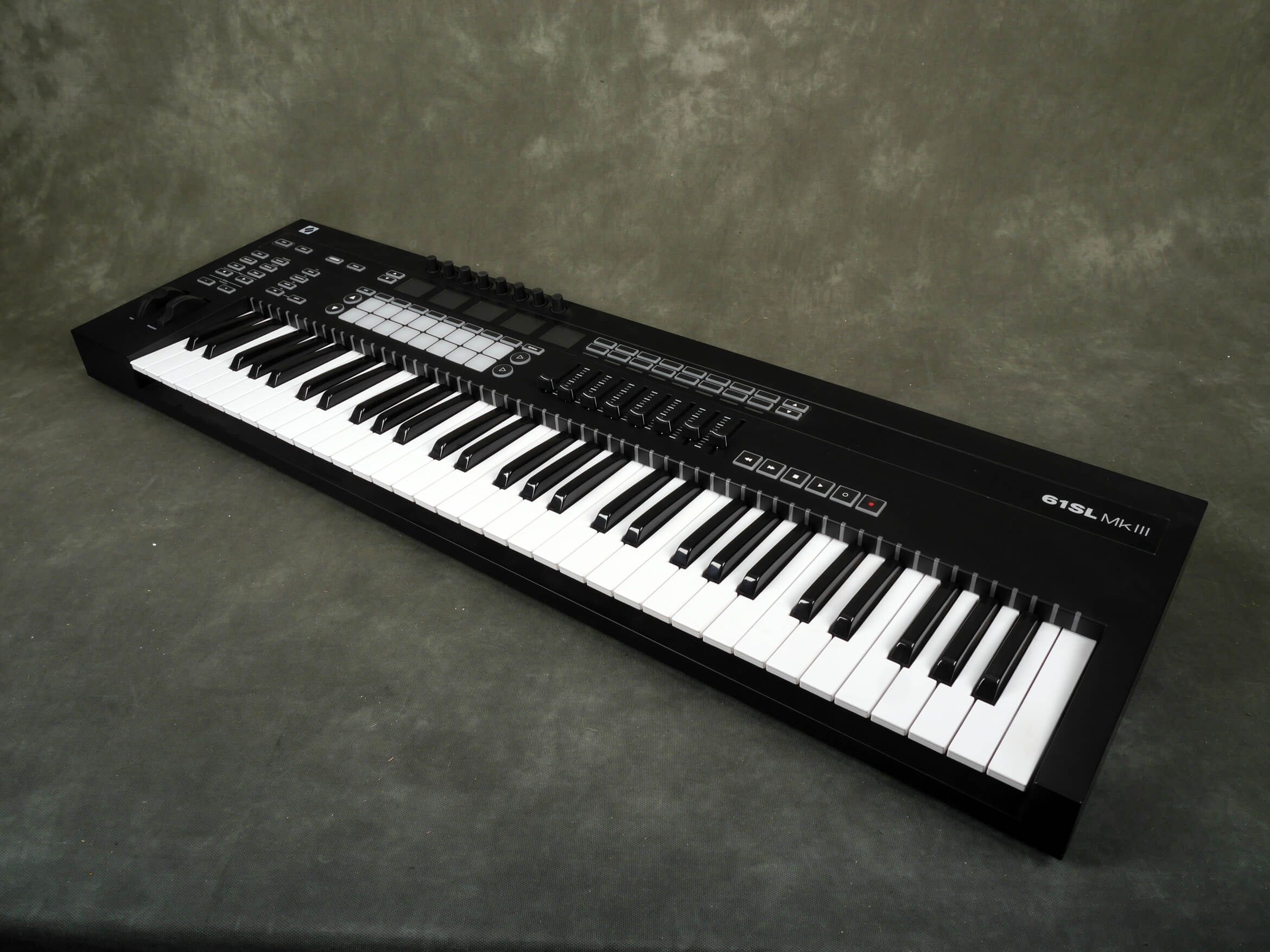 Novation 61 SL MKIII Controller Keyboard w/Box & PSU 2nd Hand Rich