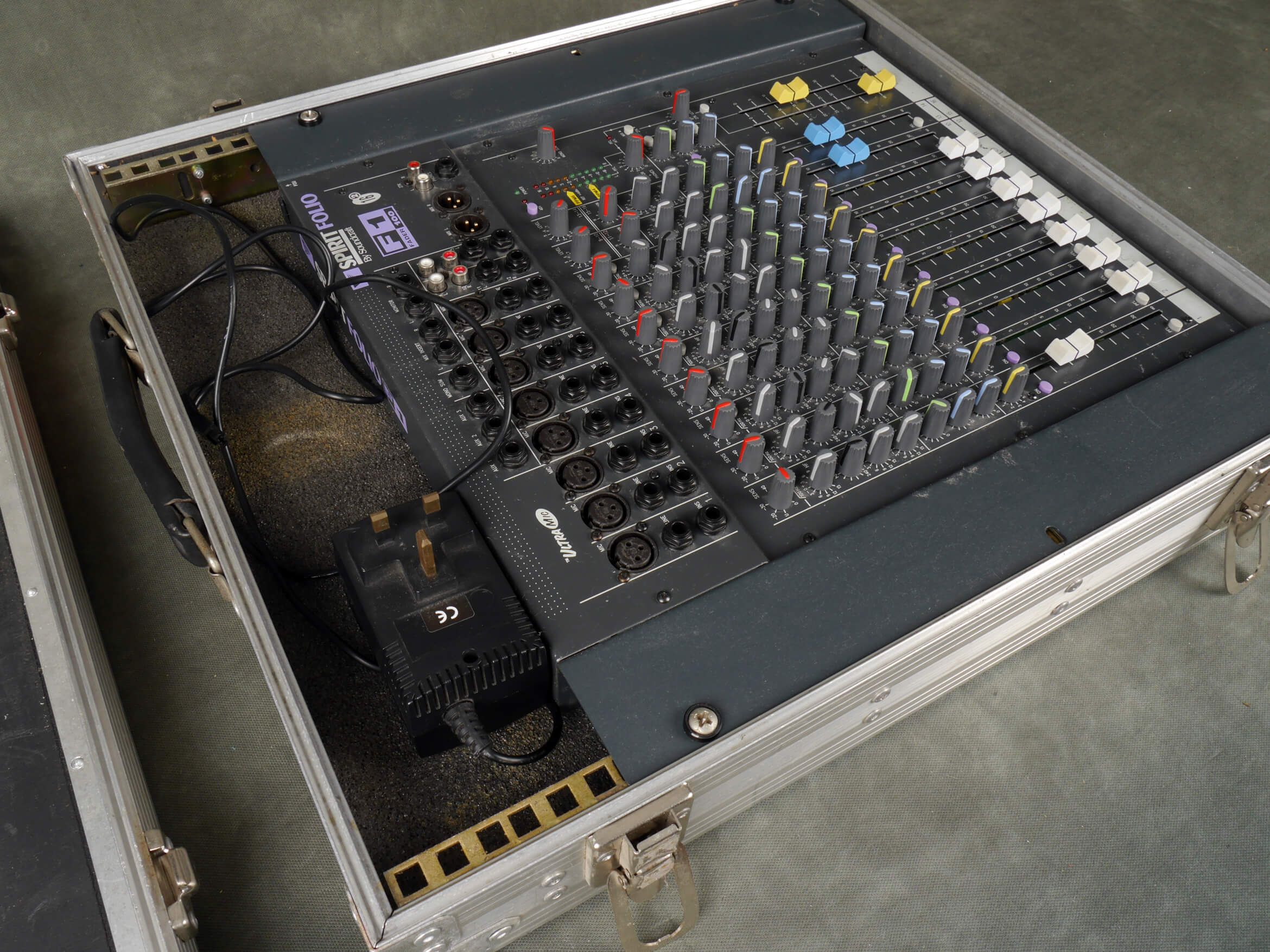 Soundcraft Spirit Folio 16/2 F1 Mixer w/Flight Case 2nd Hand Rich