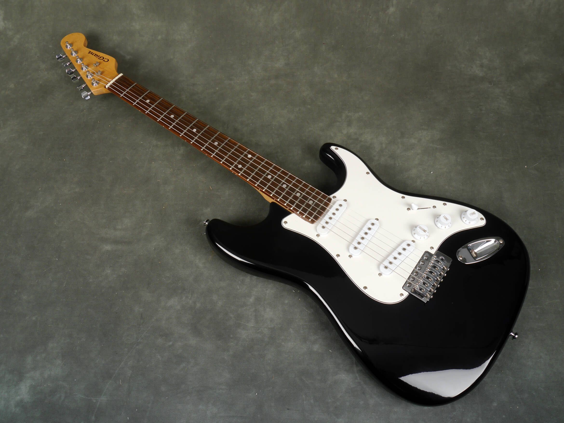 C.Giant Electric Guitar Black 2nd Hand Rich Tone Music