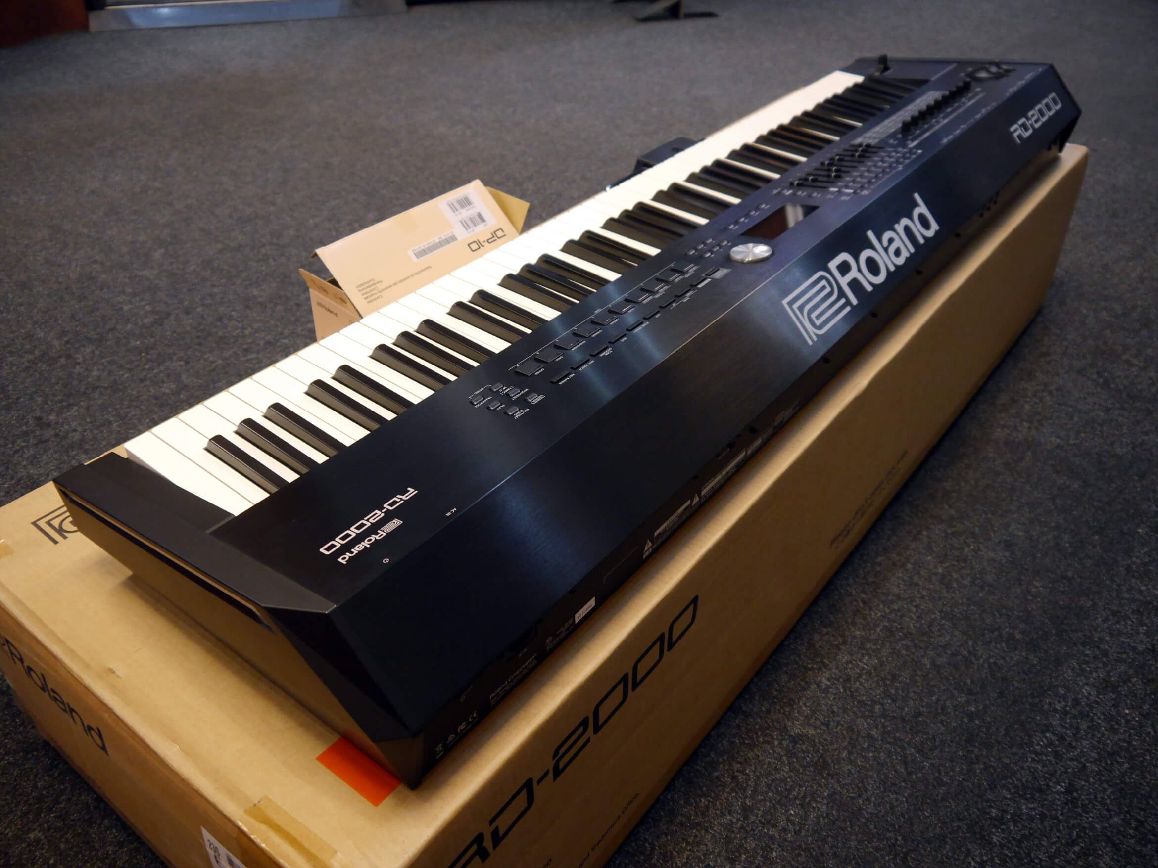 Roland RD 2000 Stage Piano w/Box 2nd Hand Rich Tone Music