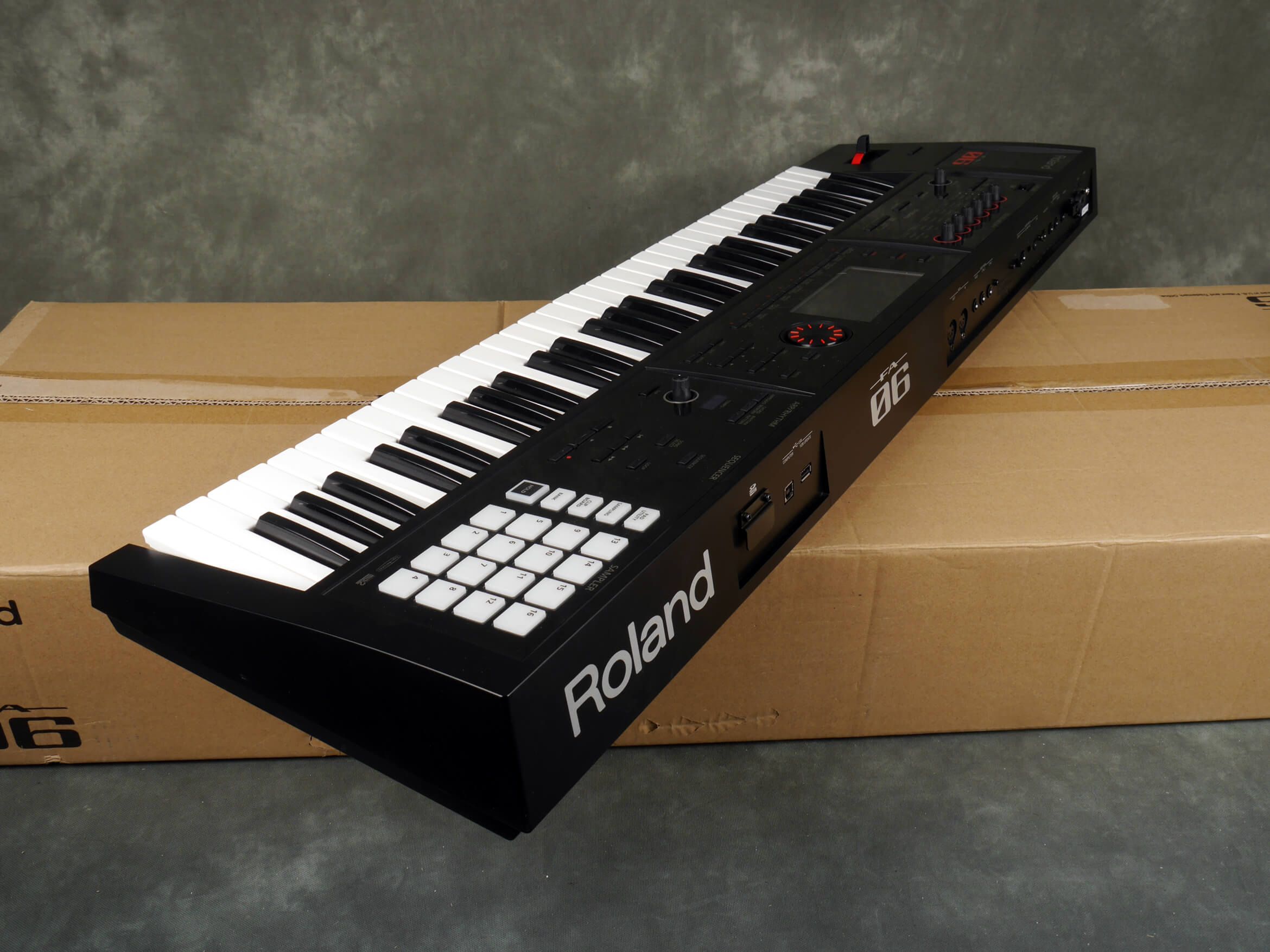 Roland fa 06