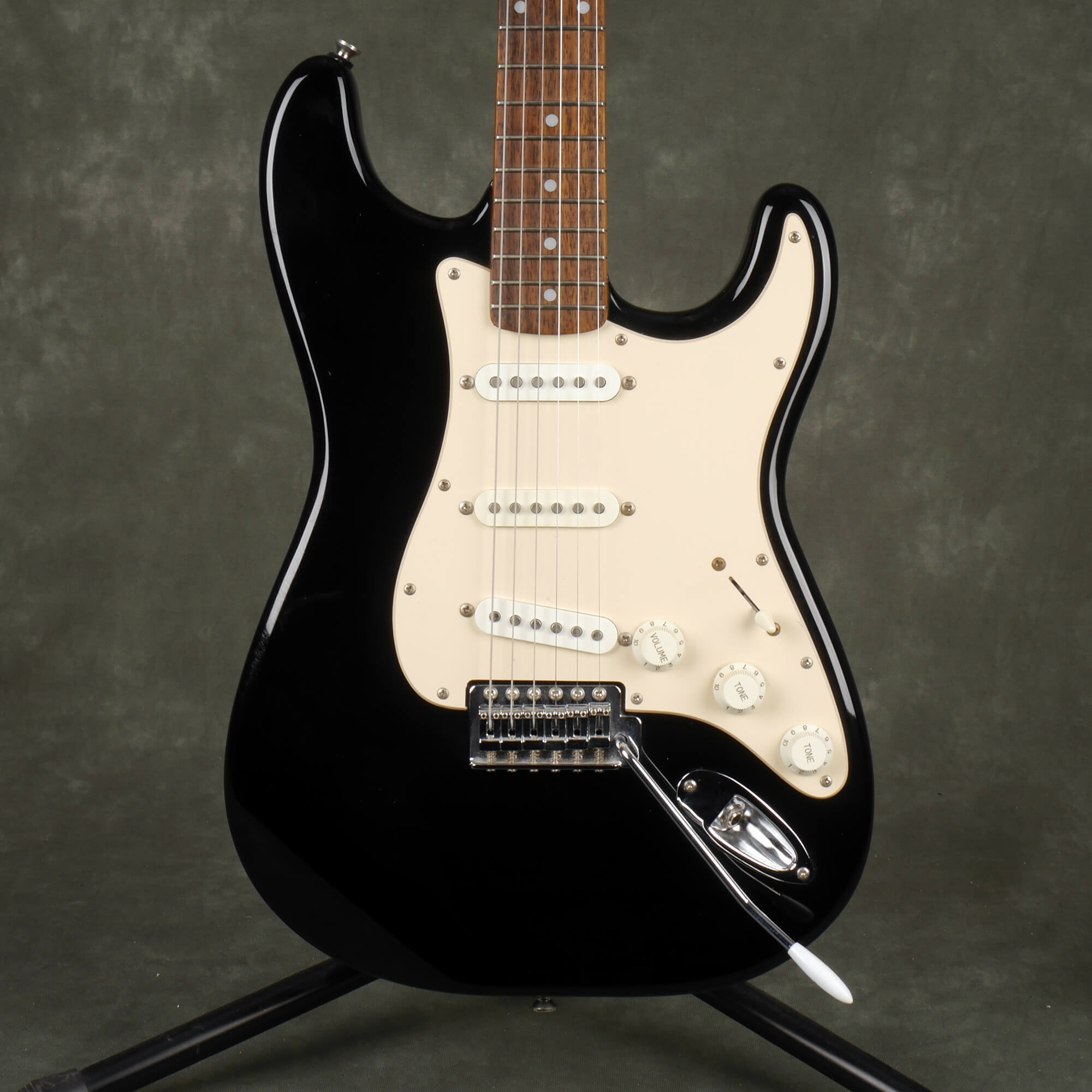 Squier affinity stratocaster. Squier Affinity Stratocaster Black. Ямаха электрогитара 60 годов.
