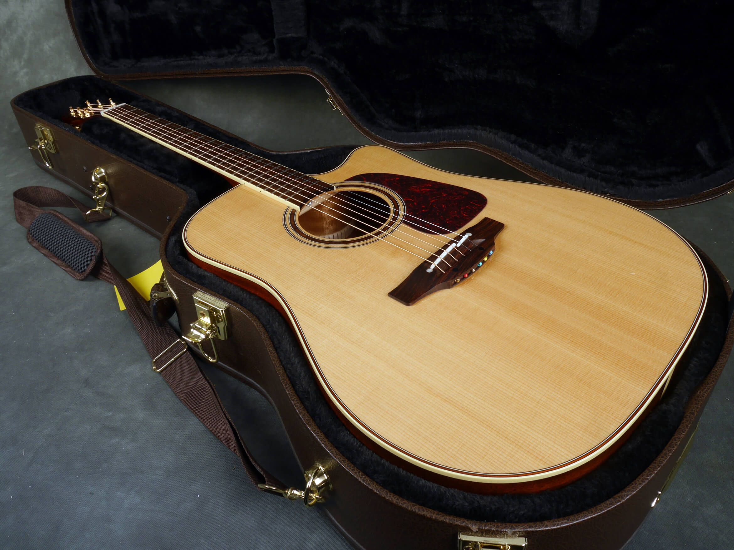 Takamine P4DC Acoustic Guitar, Cool Tube Pickup Natural w/Hard Case