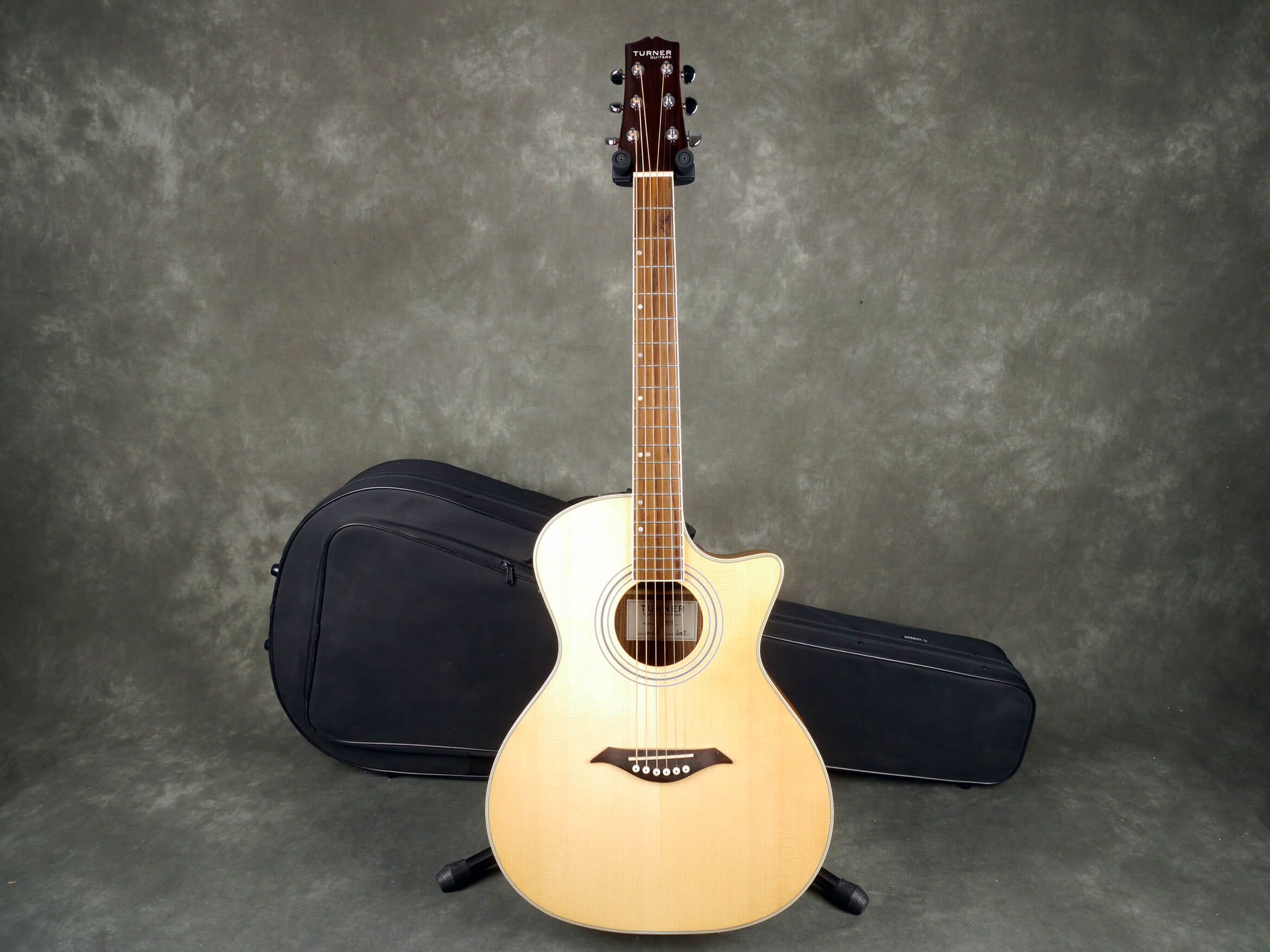 Turner 42CE ElectroAcoustic Guitar Natural w/Hard Case 2nd Hand