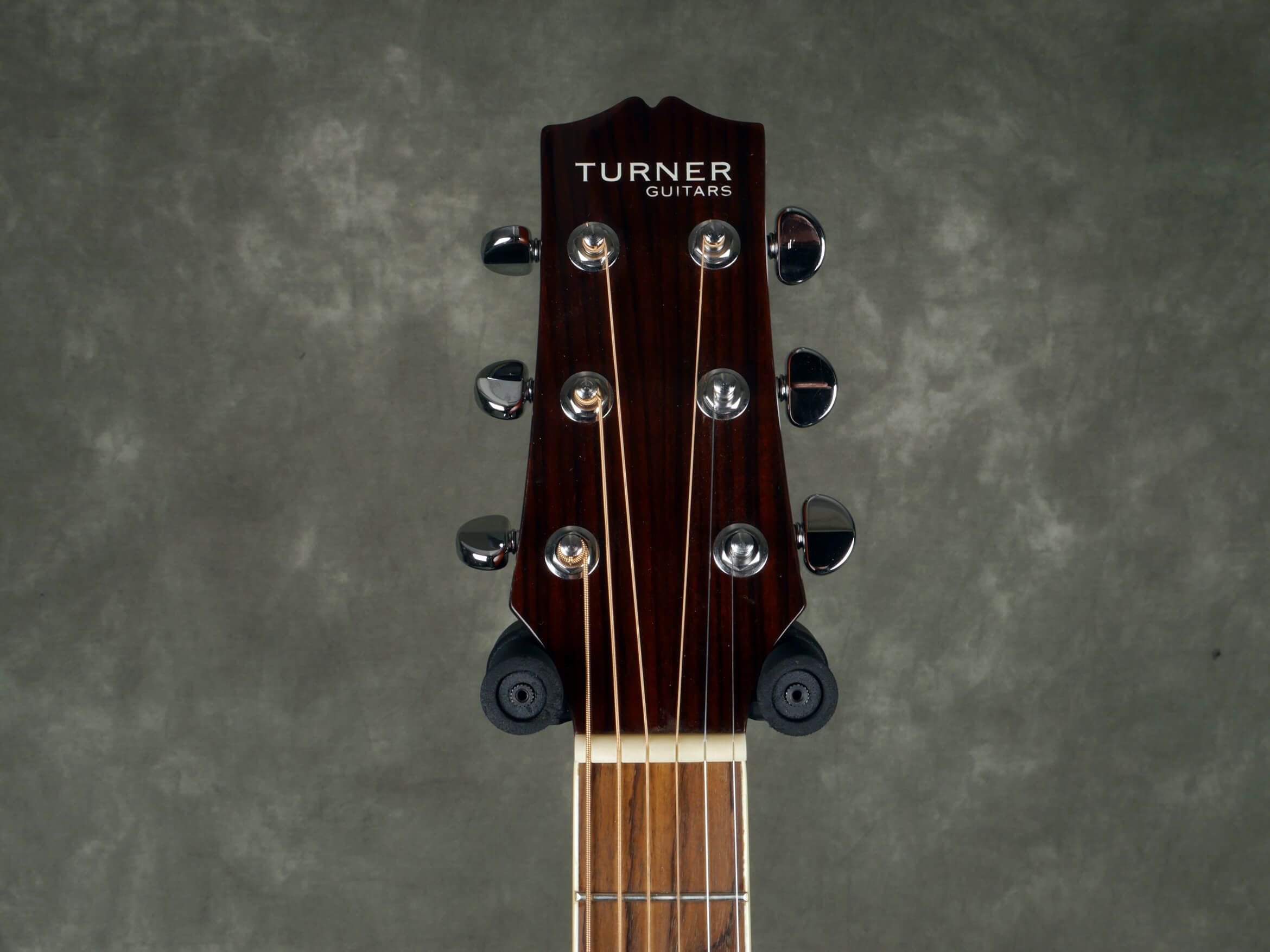 Turner 42CE ElectroAcoustic Guitar Natural w/Hard Case 2nd Hand
