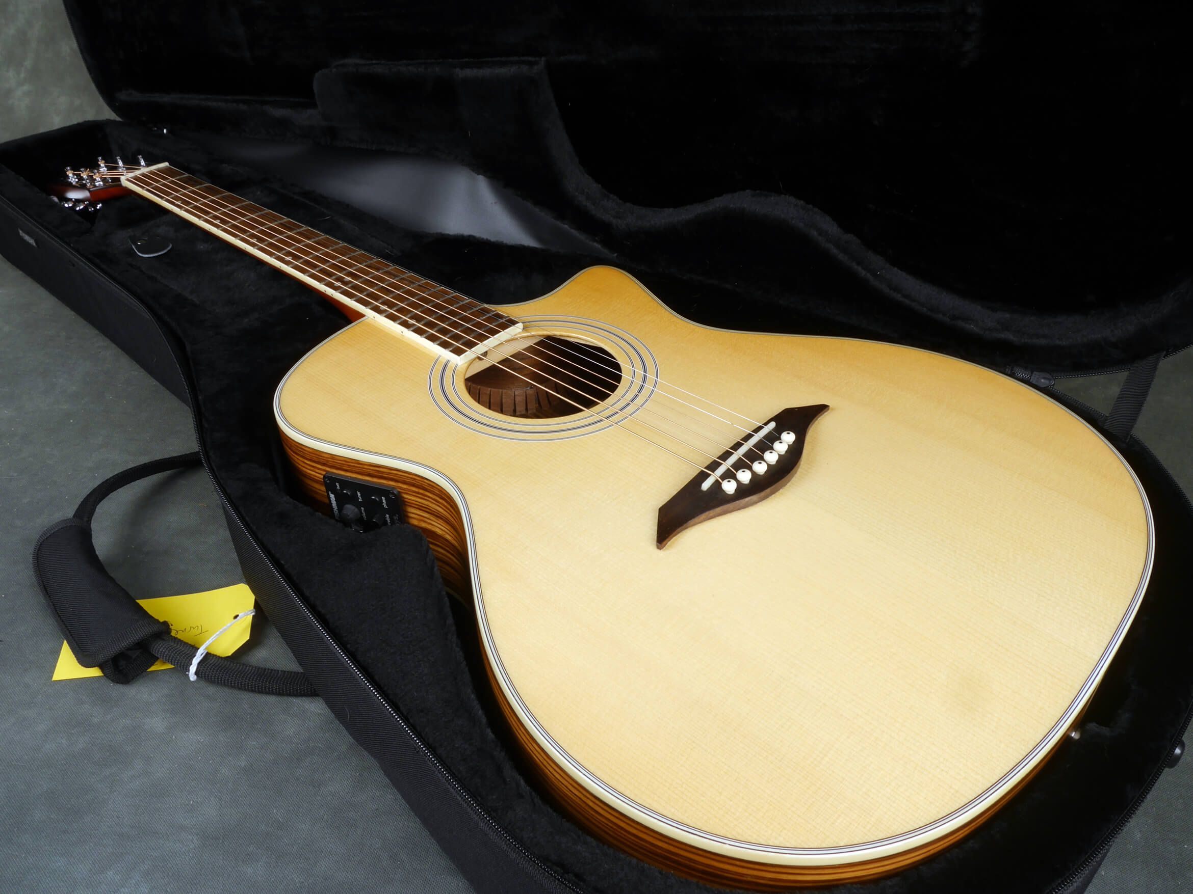 Turner 42CE ElectroAcoustic Guitar Natural w/Hard Case 2nd Hand