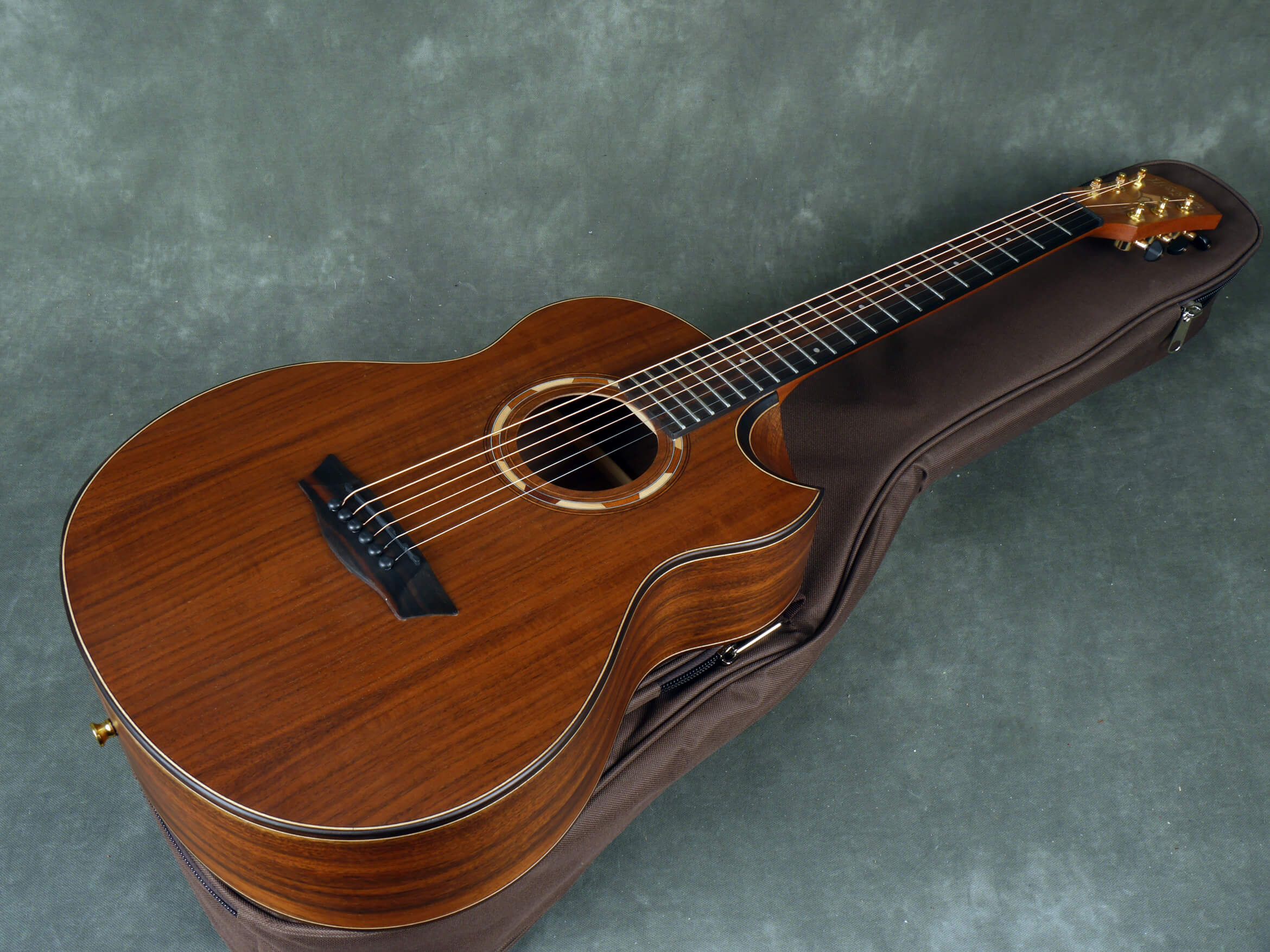 Washburn WCGMSSKB Travel Guitar Natural w/Gig Bag 2nd Hand Rich